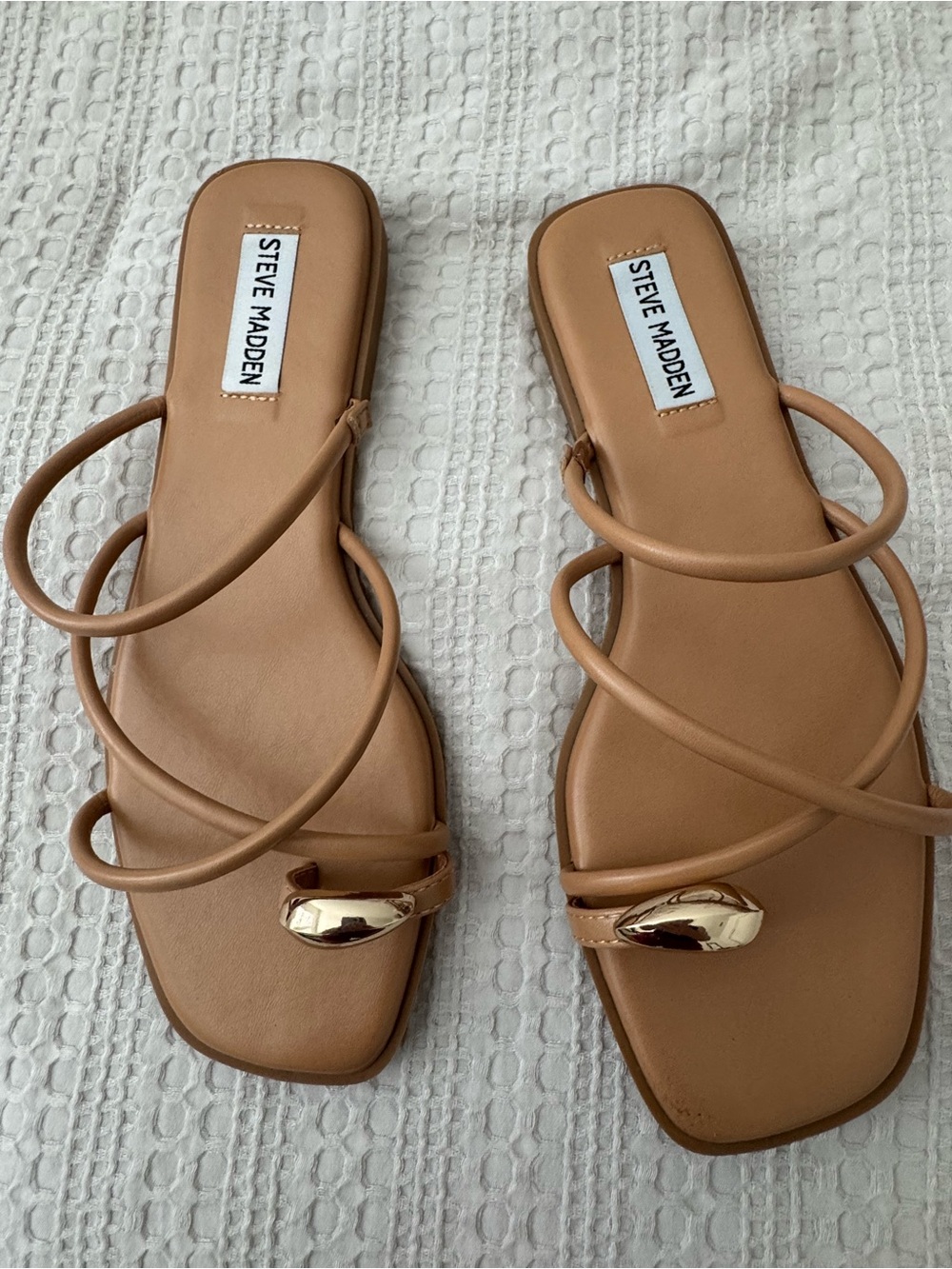 New Steve Madden Tan Strappy Toe-Ring Slide Sandals - Picture 2 of 3
